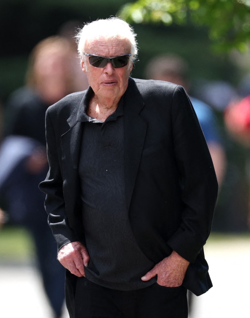 مليارا دولار من مؤسس Nike لدعم علاج السرطان