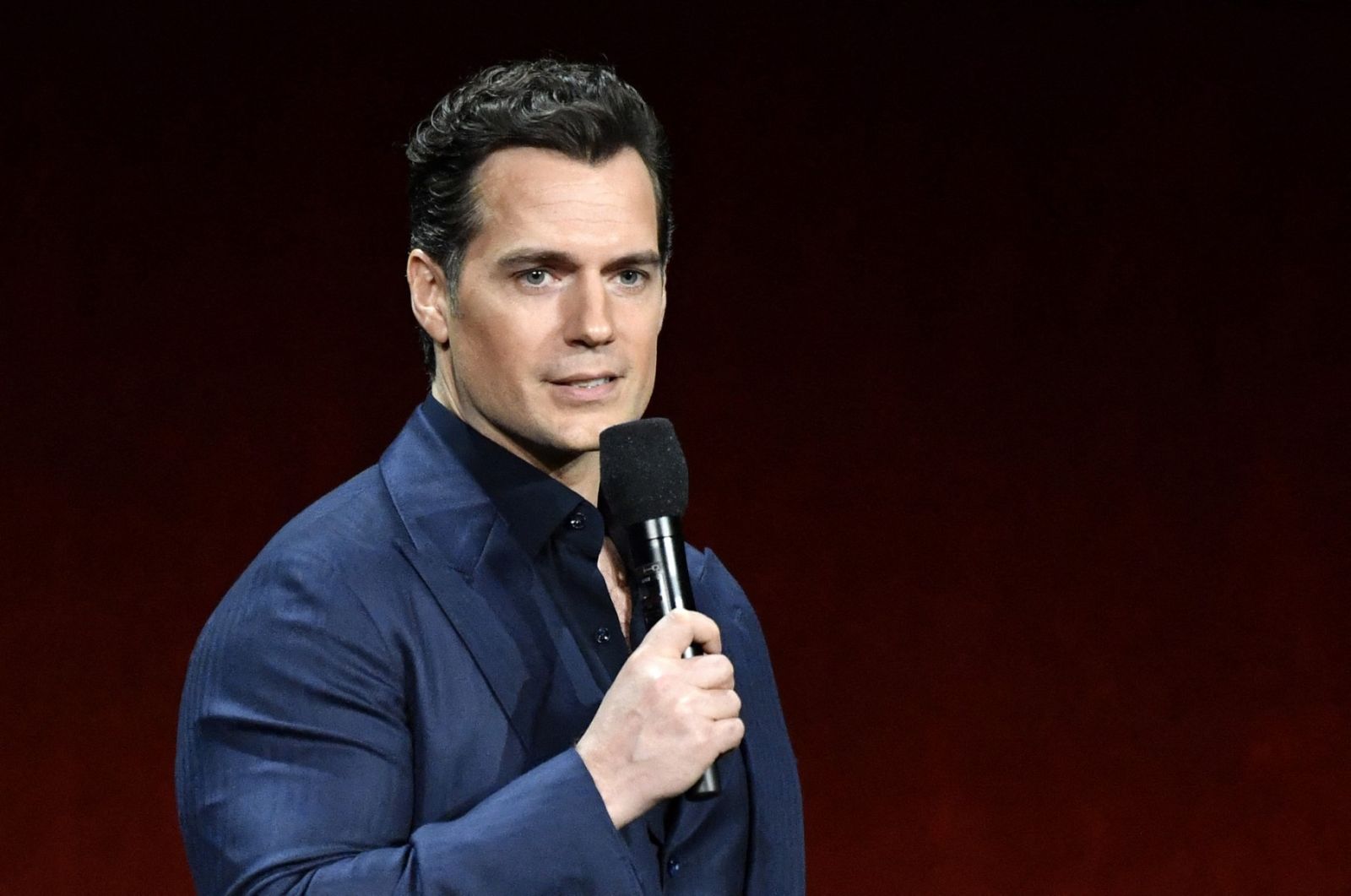 جيريمي آيرونز وهنري كافيل يقودان Highlander إلى شاشة جديدة