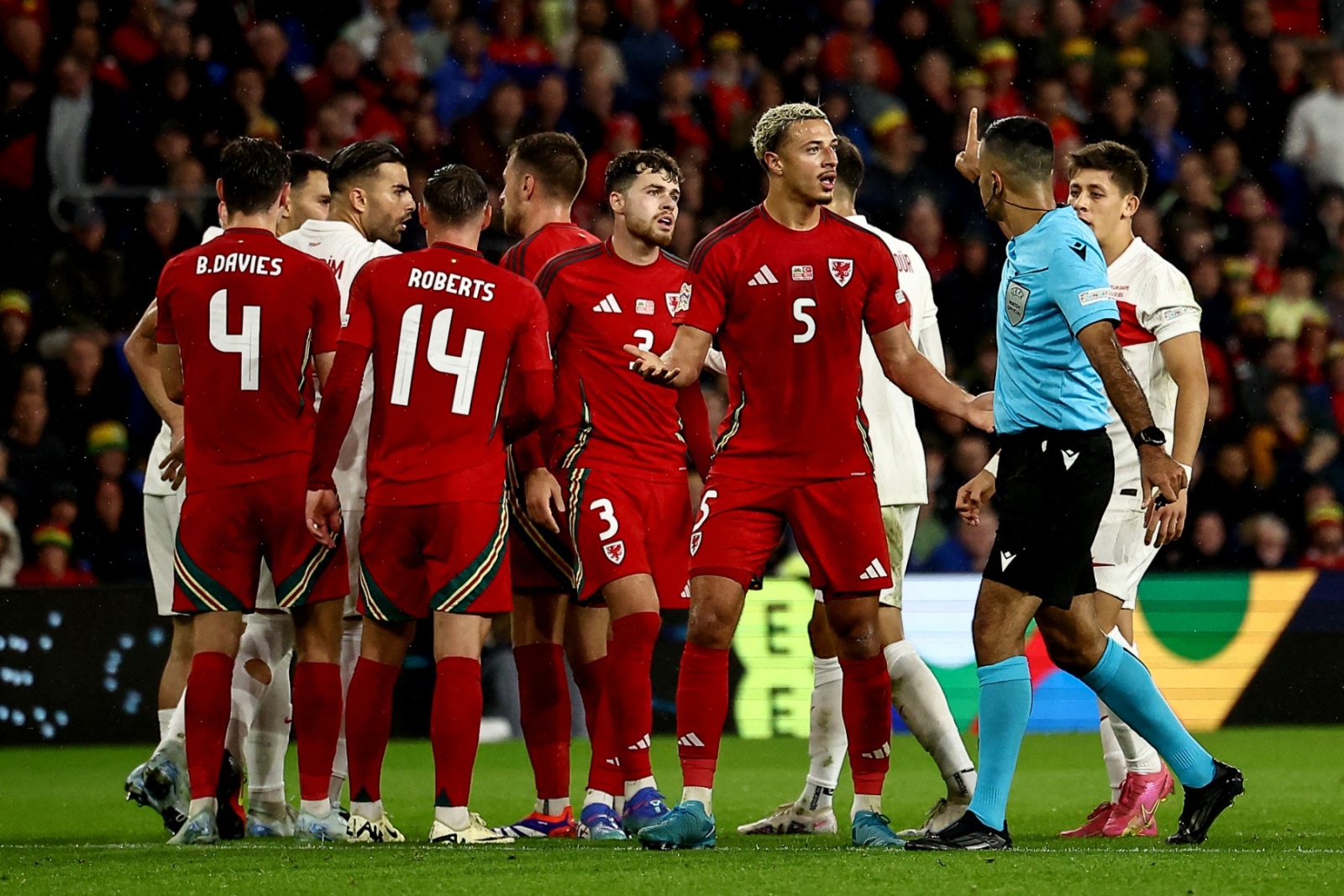 غيابات مؤثرة بتشكيل ليدز أمام نيوكاسل.. تعرف عليهم 