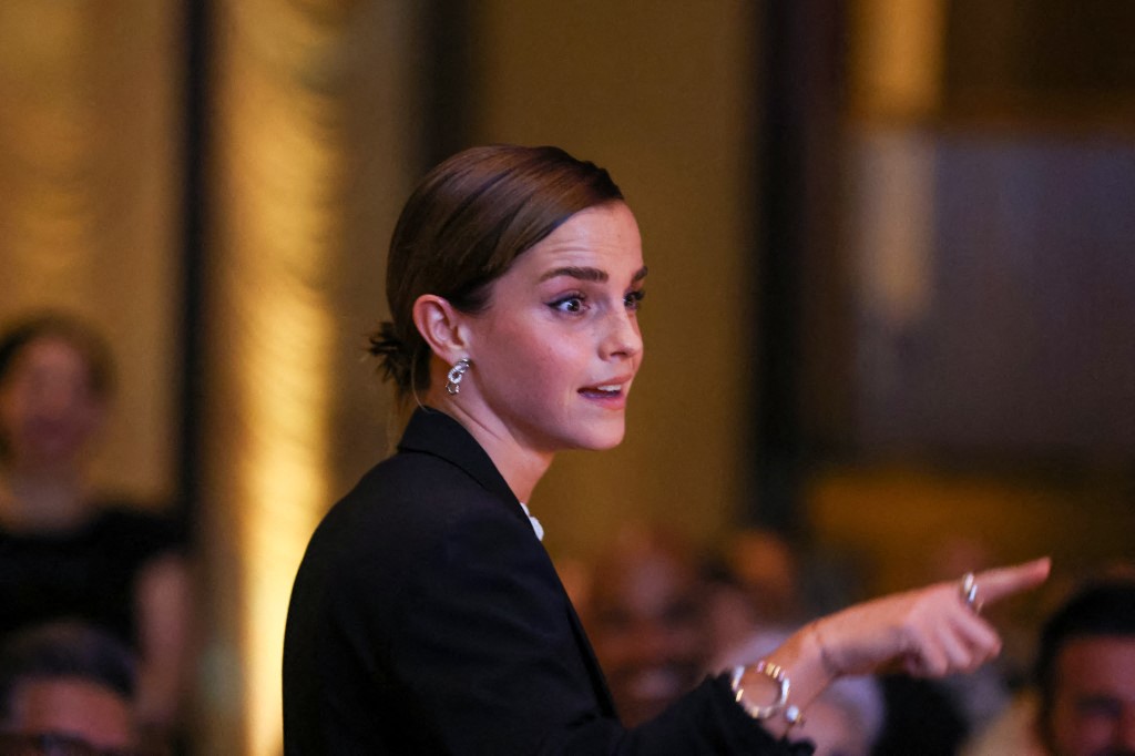 الممثلة إيما واتسون تنتقد المجتمع: لماذا يُجبر الشباب على الزواج؟