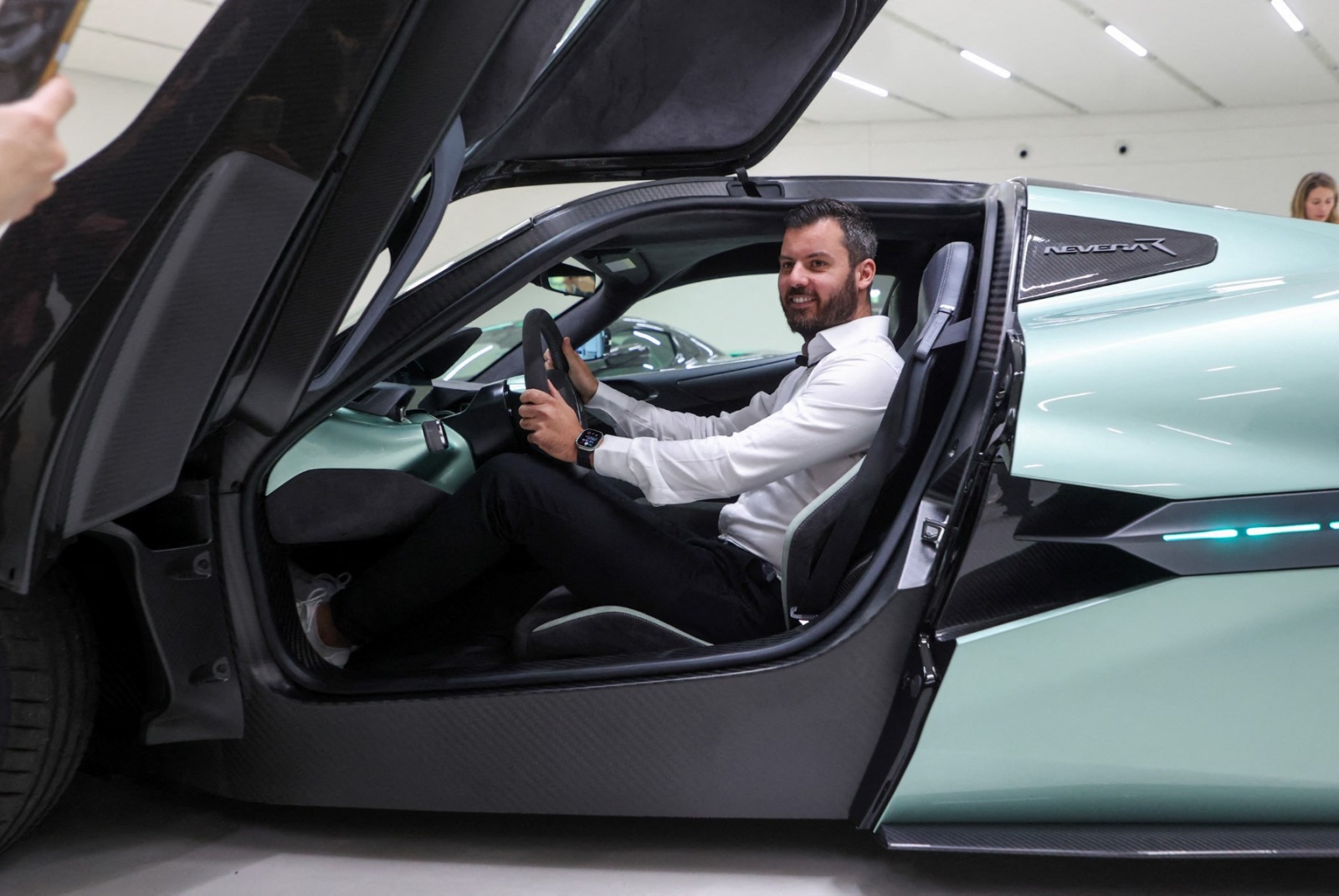 رئيس Bugatti يترك الطائرة ويقود Chiron إلى ميونيخ! (فيديو)