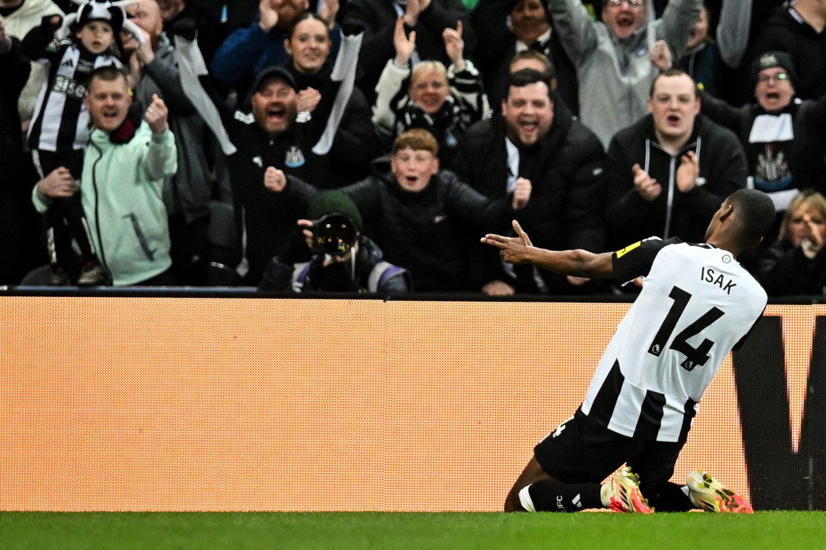 منتخب السويد يستدعي ألكسندر إيساك رغم خلافاته مع نيوكاسل