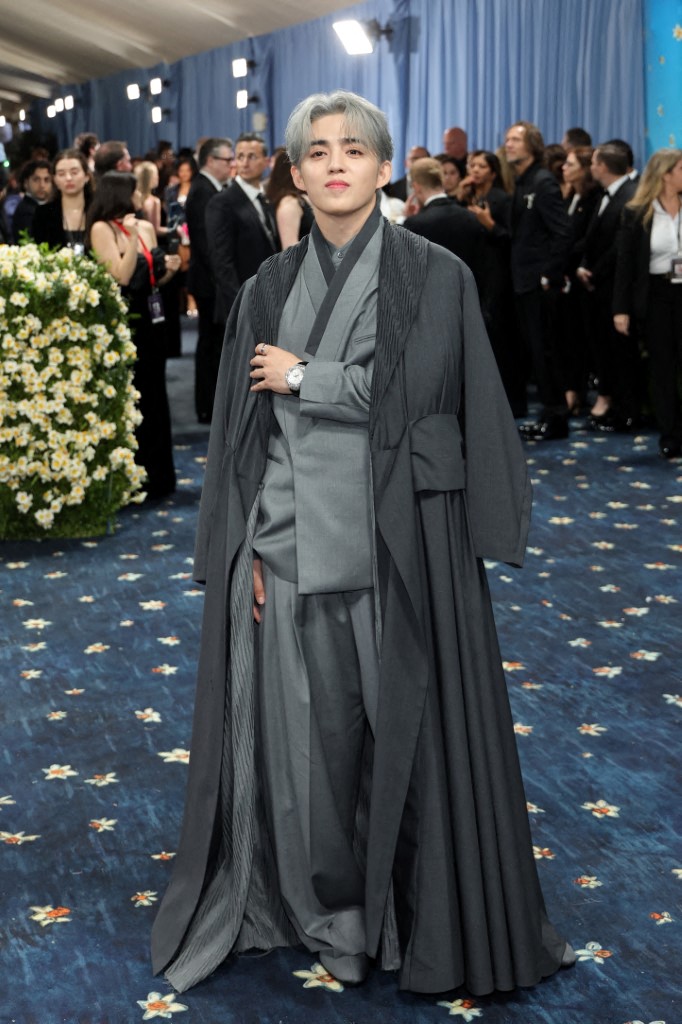 إس.كوبس يتألق في Met Gala 2025 بزي مستوحى من الهانبوك الكوري