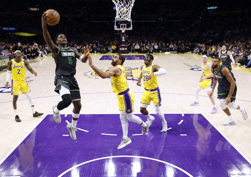 في صفقة بـ10 مليارات.. من خطف عرش لوس أنجلوس ليكرز من عائلة باس؟