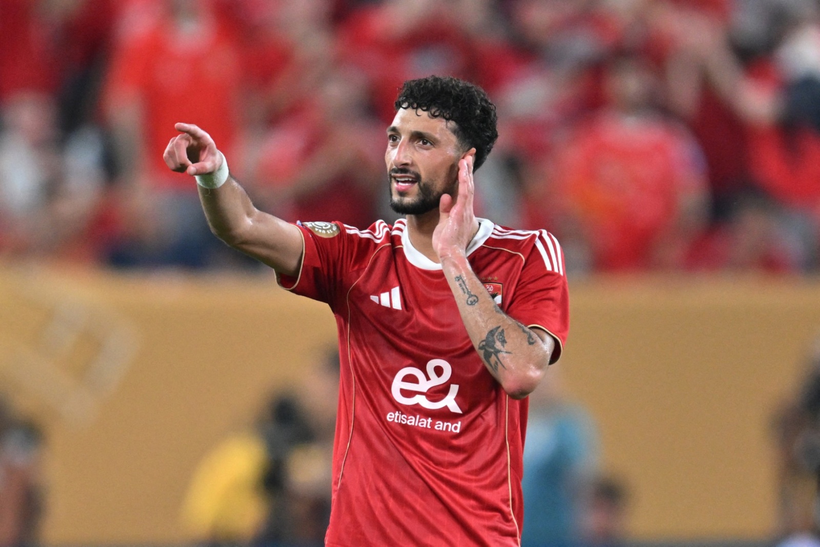 اللاعب وسام أبو علي لاعب النادي الأهلي المصري