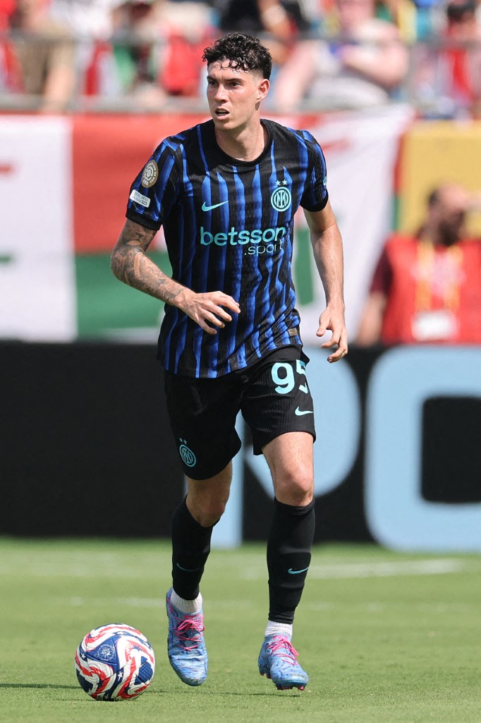 المدافع الإيطالي أليساندرو باستوني