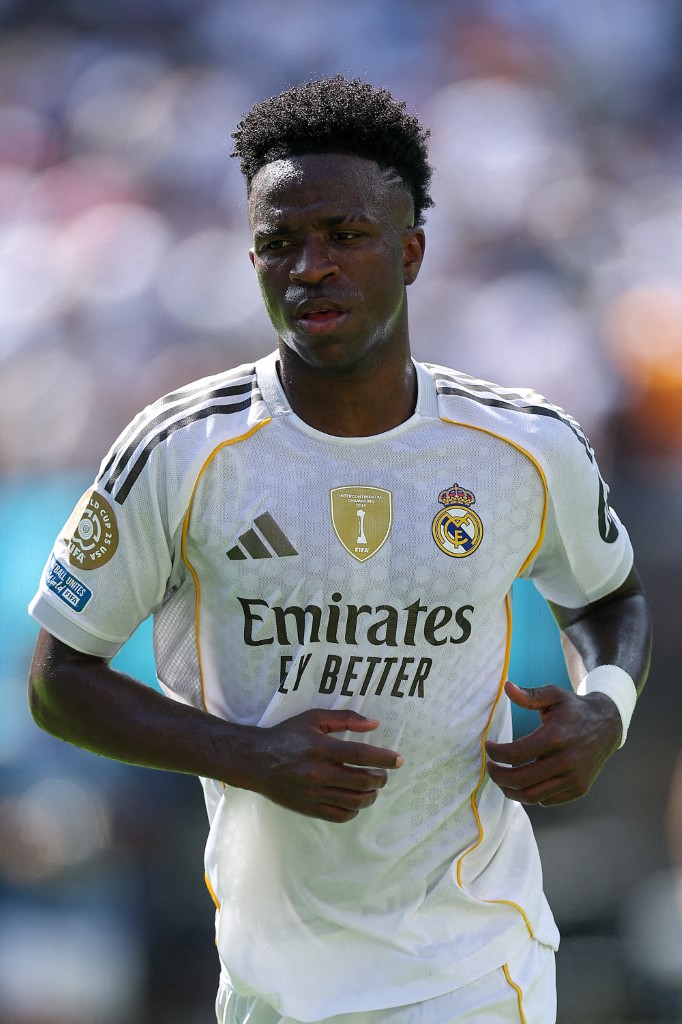 علاقة مرتقبة وأزمة عقد.. ماذا يحدث في حياة فينيسيوس جونيور؟