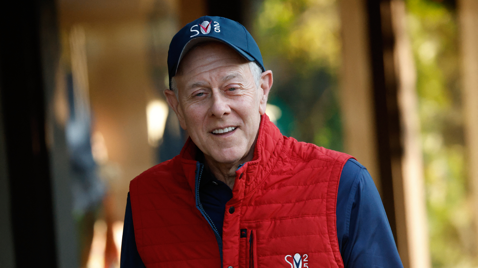 قبعة بيسبول بسيطة تتصدر مشهد معسكر المليارديرات