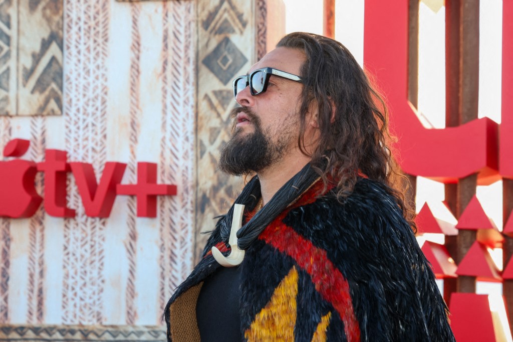 جيسون موموا يكشف عن مواجهة الموت أثناء ركوب الأمواج