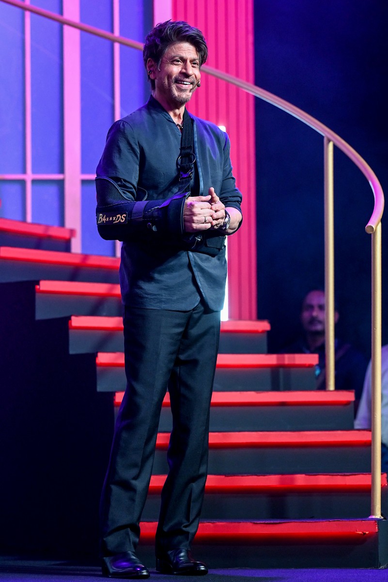  هل خضع شاروخان لعملية شد الوجه؟ العلماء يكشفون