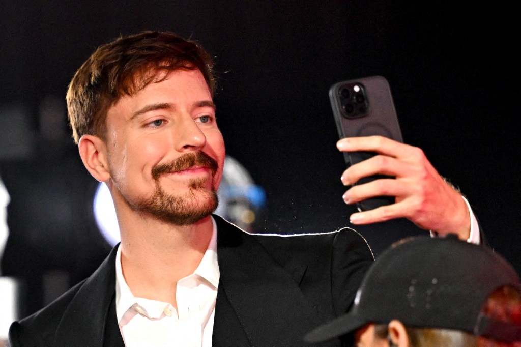 مستر بيست يُفاجئ العالم بفيديو من الماضي.. رسالة إلى نفسه قبل أن يصبح أكبر يوتيوبر في العالم