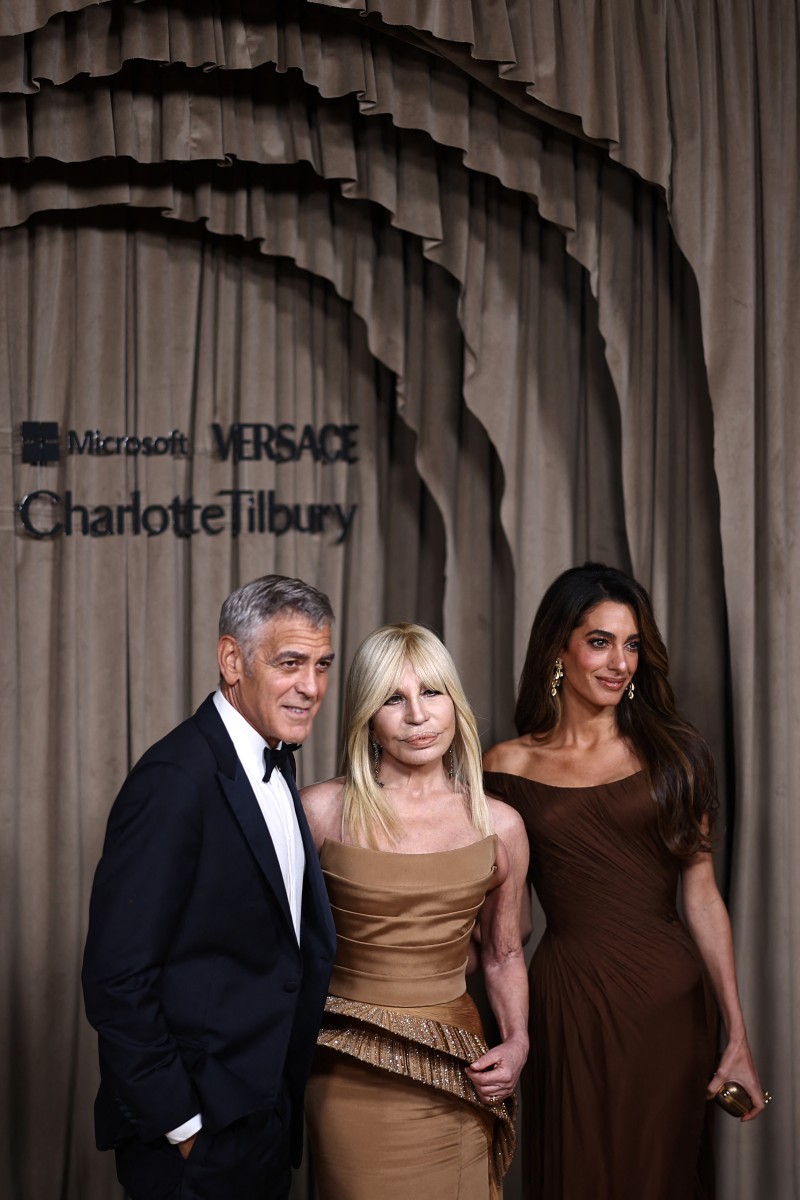 دوناتيلا فيرساتشي تمتدح جورج وأمل كلوني في حفل ألبايز 2025