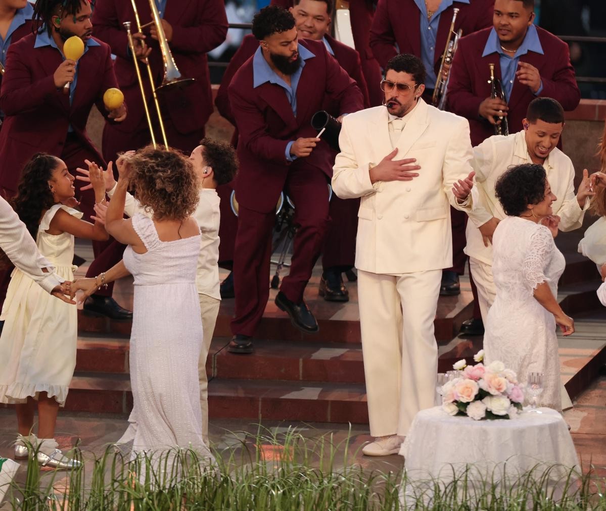 بدلة بلون كريمي أنيقة بصفي أزرار من زارا 