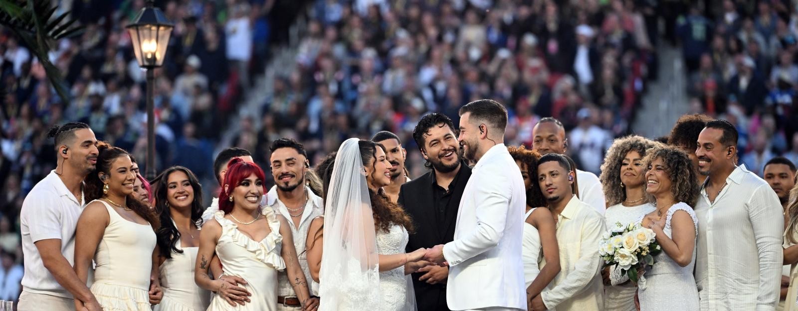 عروسان في فقرة باد بني في مباراة سوبر بول - المصدر: AFP