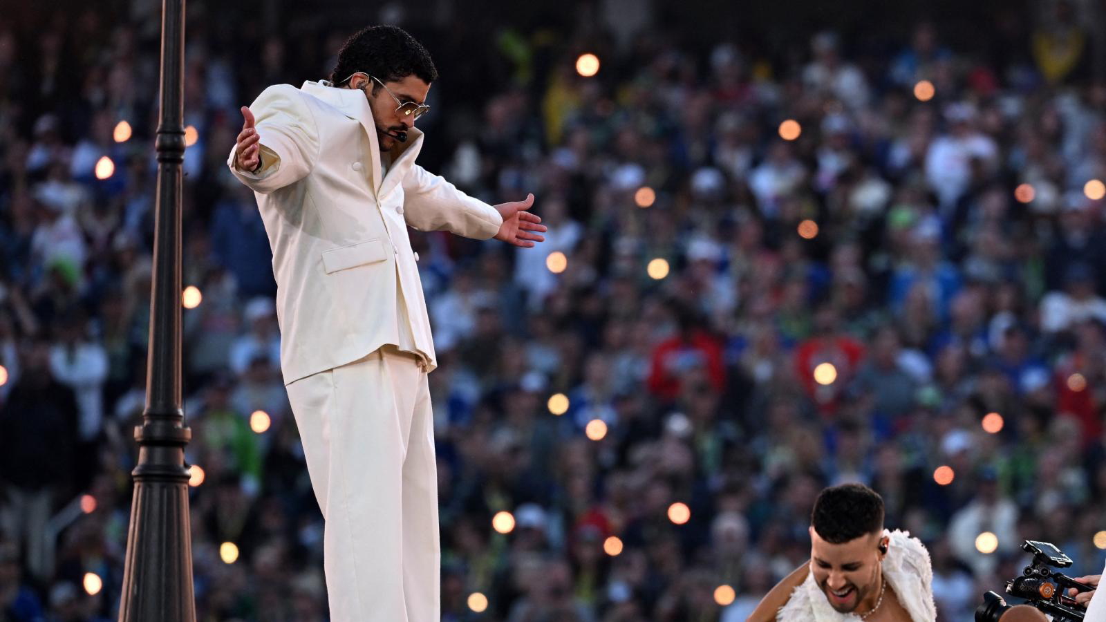 بدلة أنيقة من زارا ارتداها باد بني في مباراة سوبر بول - المصدر: AFP