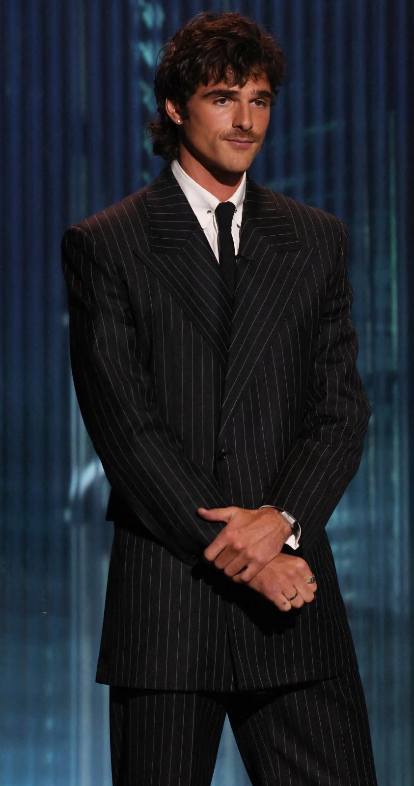 جاكوب إلوردي ببدلة سوداء بخطوط طولية