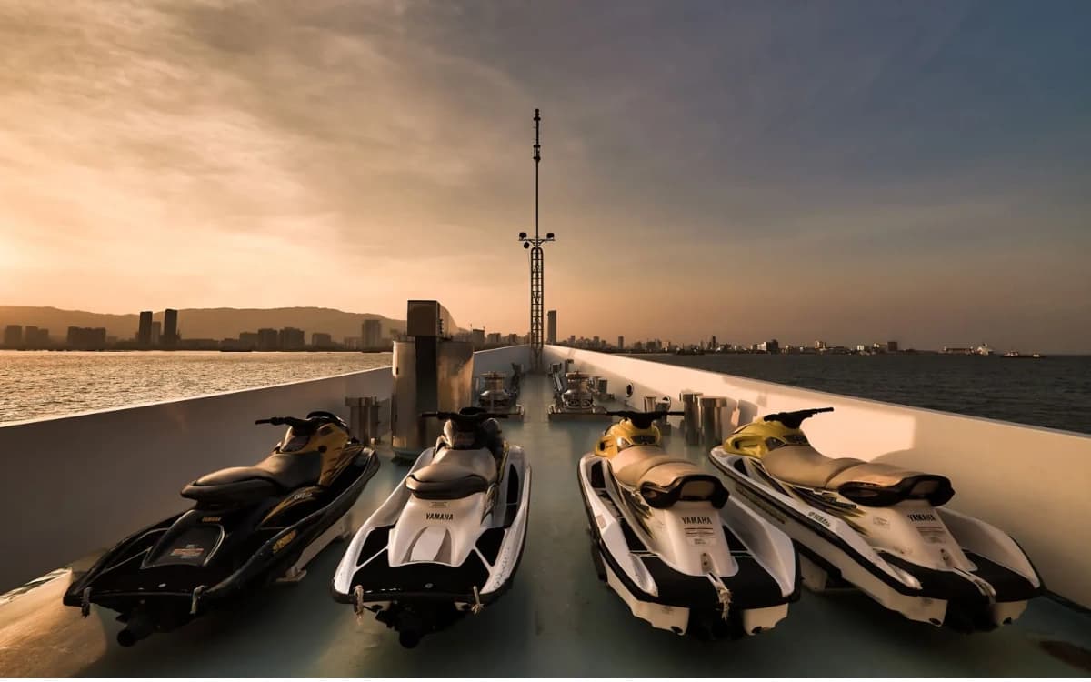 ASEAN Lady.. يخت فاخر يمشي جانبيًا ويقاوم أصعب الأمواج (فيديو)