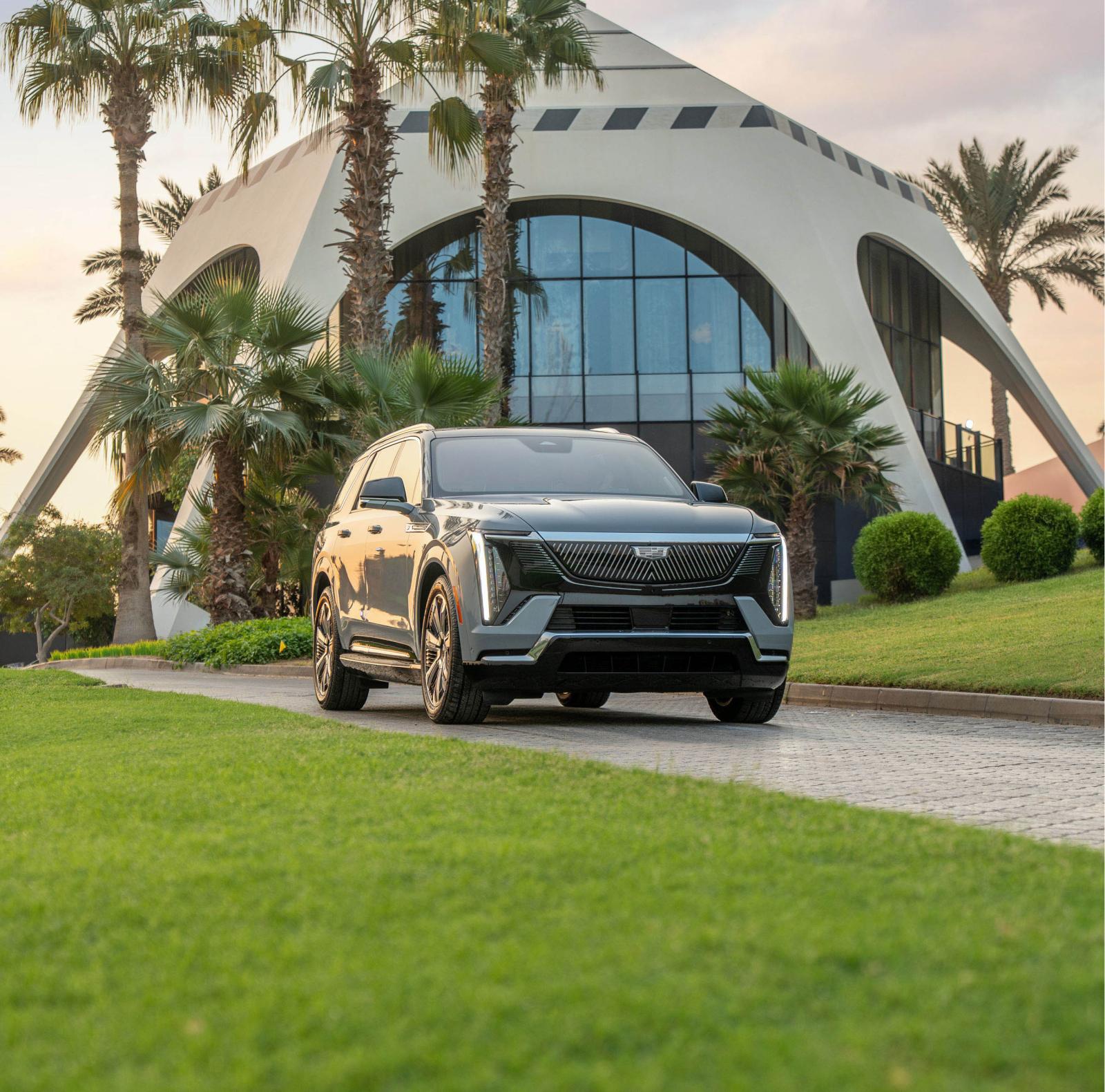 مع IQ الكهربائية تجمع Escalade بين تقنيات التنقل الكهربائي المتطورة ومستويات الفخامة والحضور القوي والقدرات العالية التي تليق بإسم Cadillac