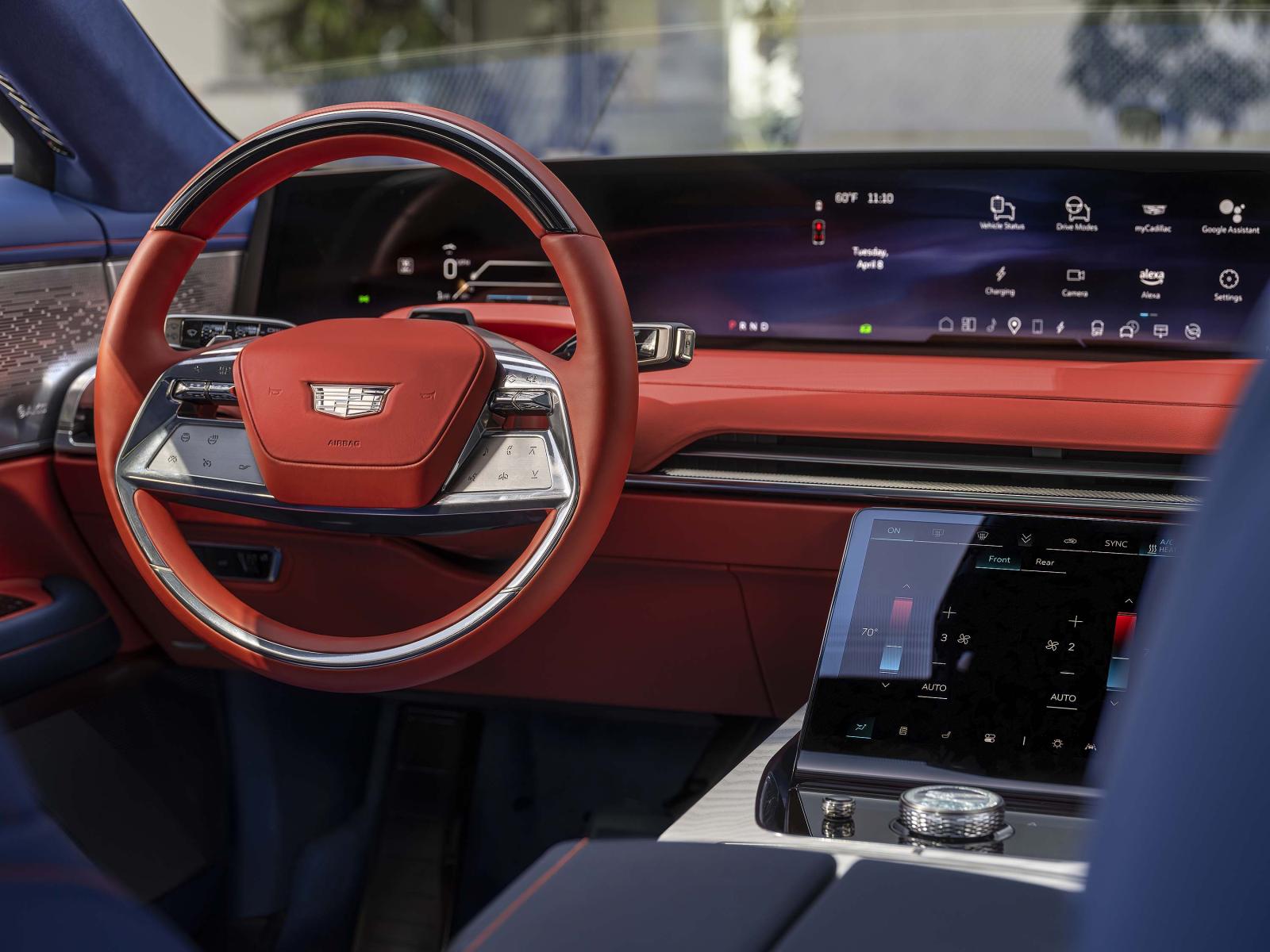 تعكس المقصورة الداخلية مفهوم الفخامة العصرية من خلال شاشة بانورامية عريضة تمتد عبر كامل لوحة القيادة