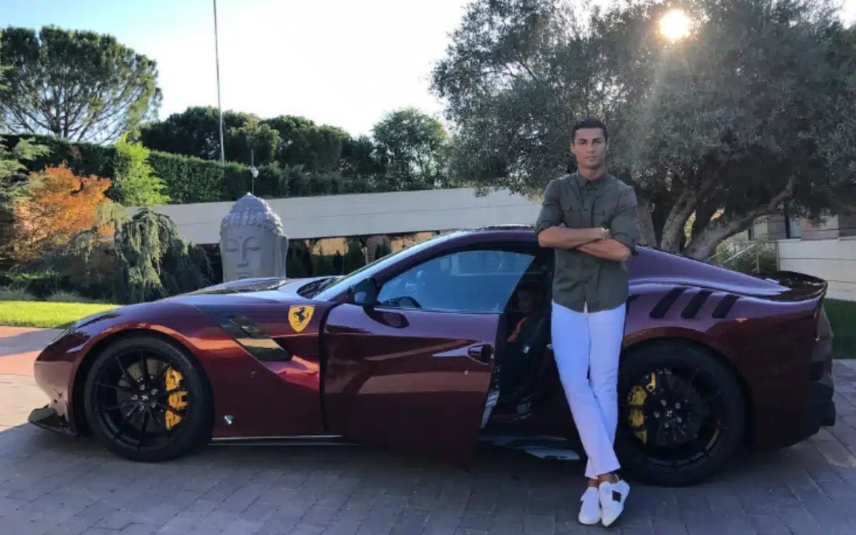 جاي لينو يتفوق على كريستيانو رونالدو وبيل جيتس في قائمة أكثر مجموعات السيارات بحثًا (فيديو)