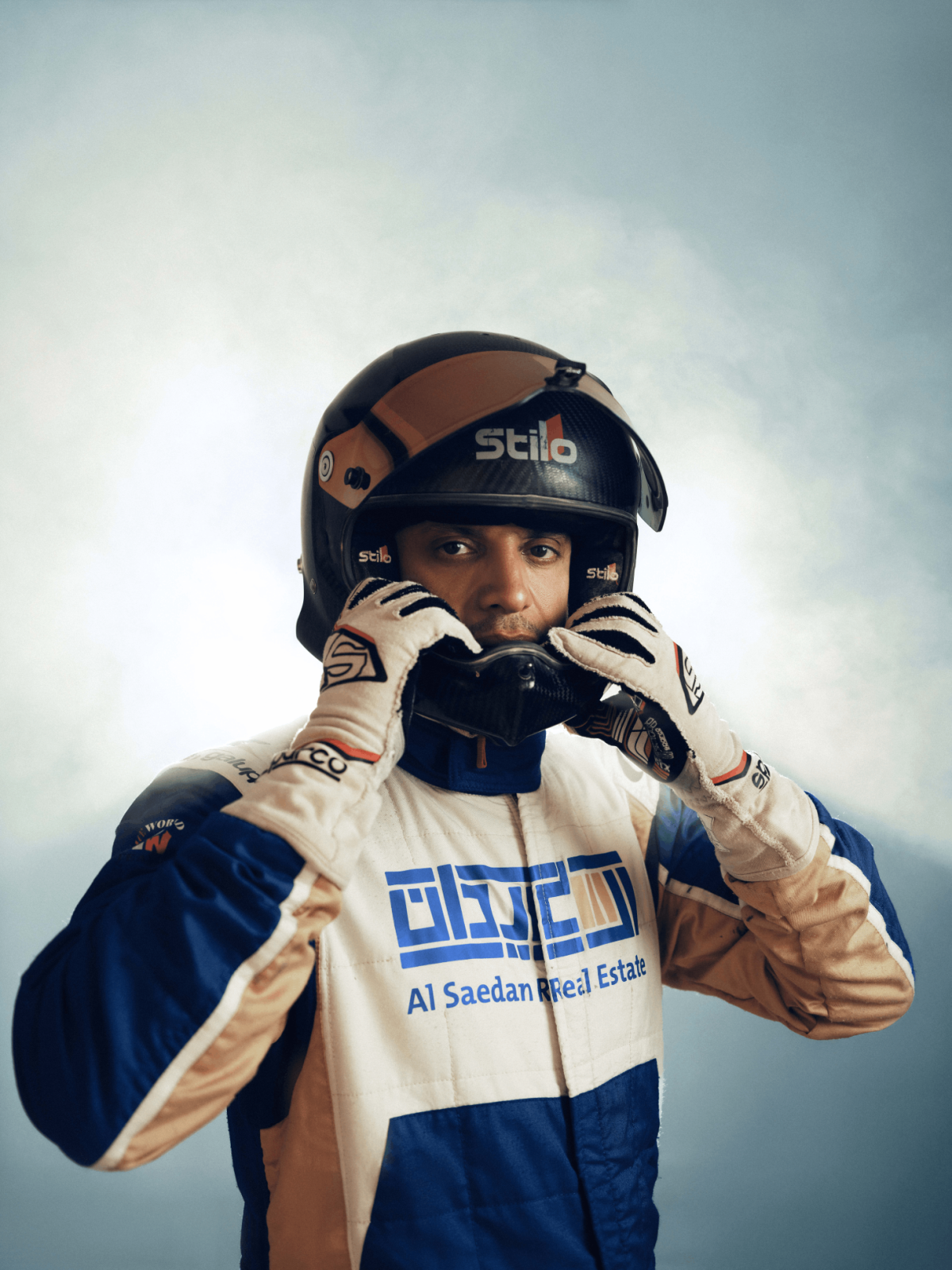 بدلة سباق تحمل هوية بطل الراليات، حين تصبح التجربة والخبرة جزءاً من الإطلالة 