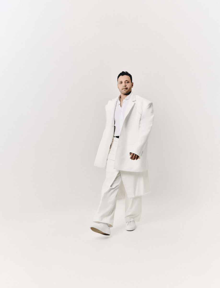 NOBLE & FRESH إطلالة بيضاء أحادية اللون، تختصر الجرأة في بساطة محسوبة