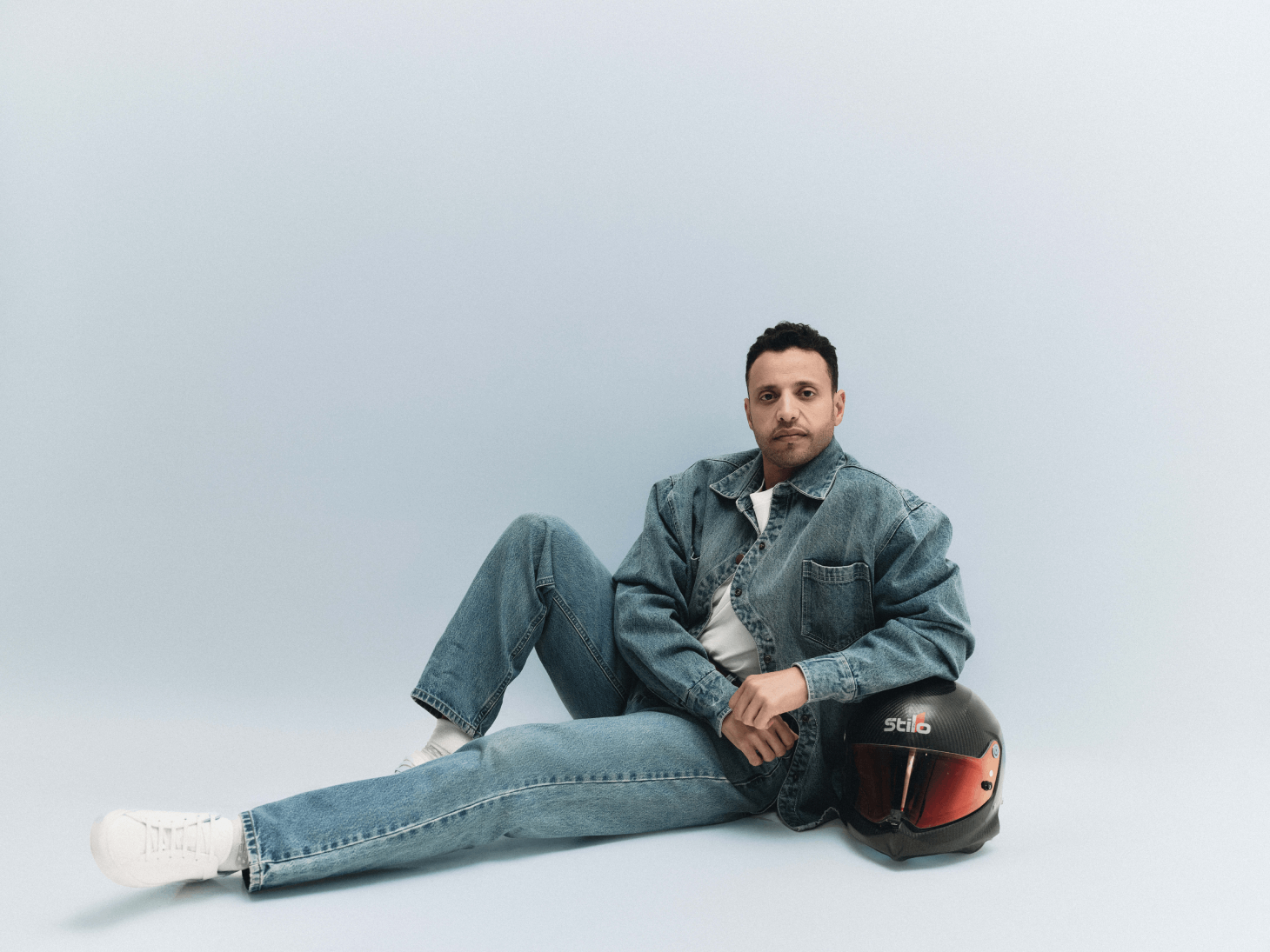 REALSELF دنيم معاصر ببساطة واثقة، يواكب حواراً صريحاً وشخصية هادئة خلف الإنجاز