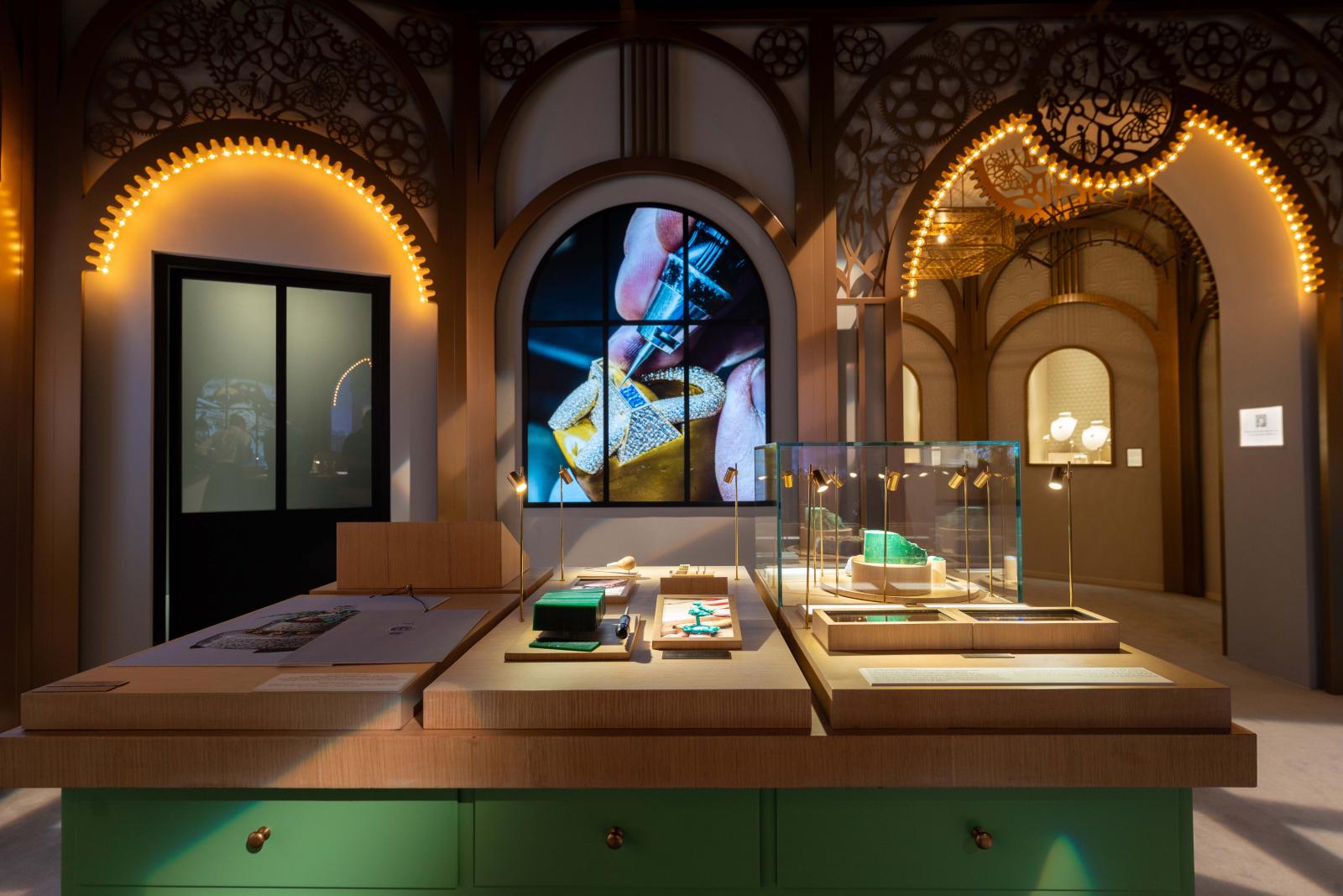 مساحات عرض تجمع بين التصميم المعماري الأنيق والقطع المختارة بعناية، لتقديم تجربة بصرية تعكس روح الفخامة والحرفية