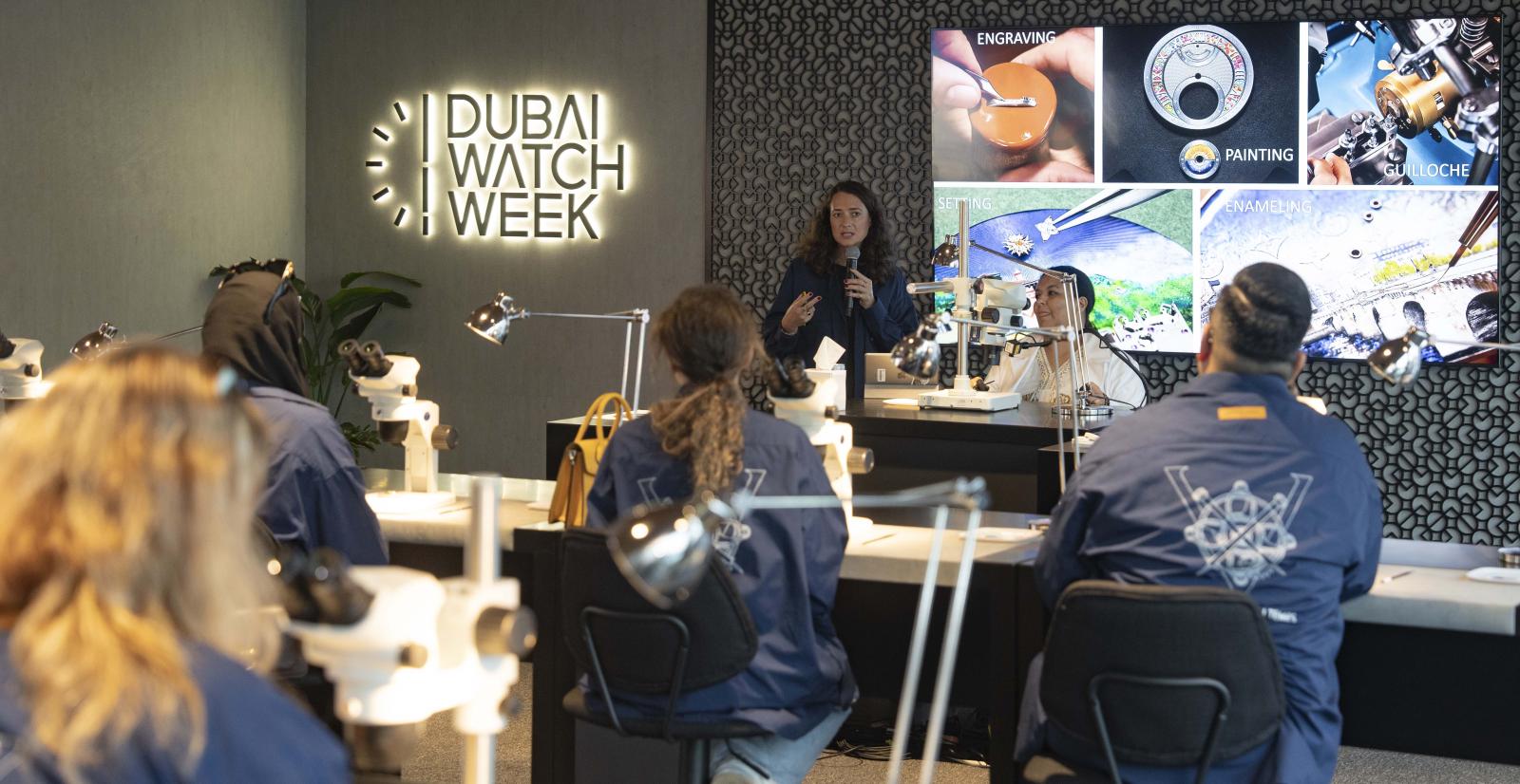 ورش عمل حيّة تتيح للزوار الاقتراب من أسرار الحرفة، والتعرّف عن قرب إلى تفاصيل الدقة الميكانيكية وفنون التصنيع