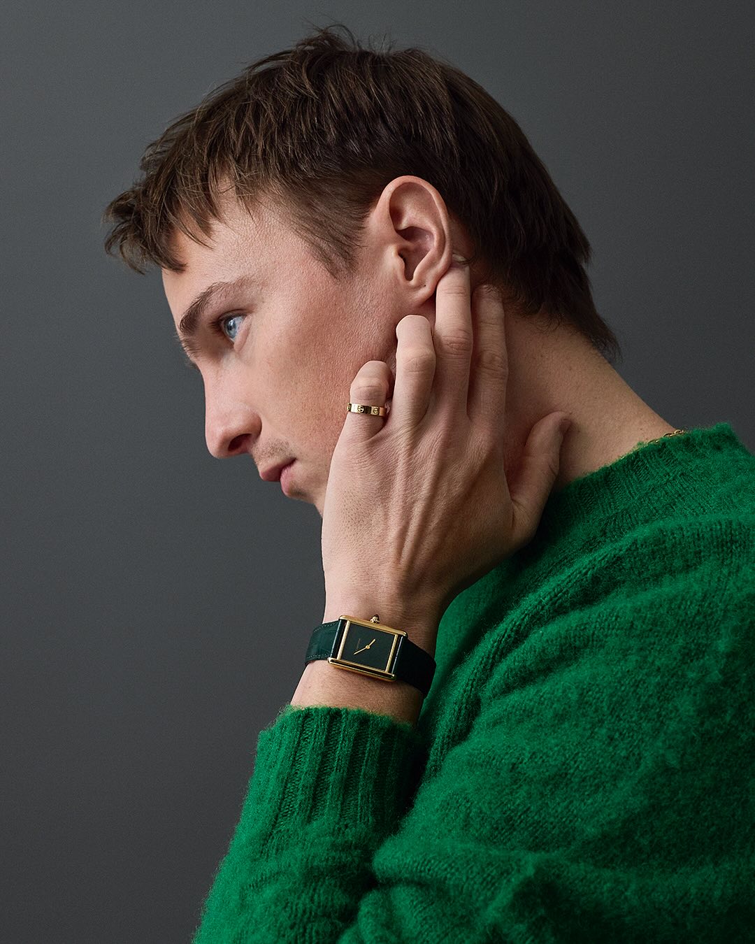 الممثل دروو ستاركي يتزين بساعة "تانك مست" باللون الأخضر 