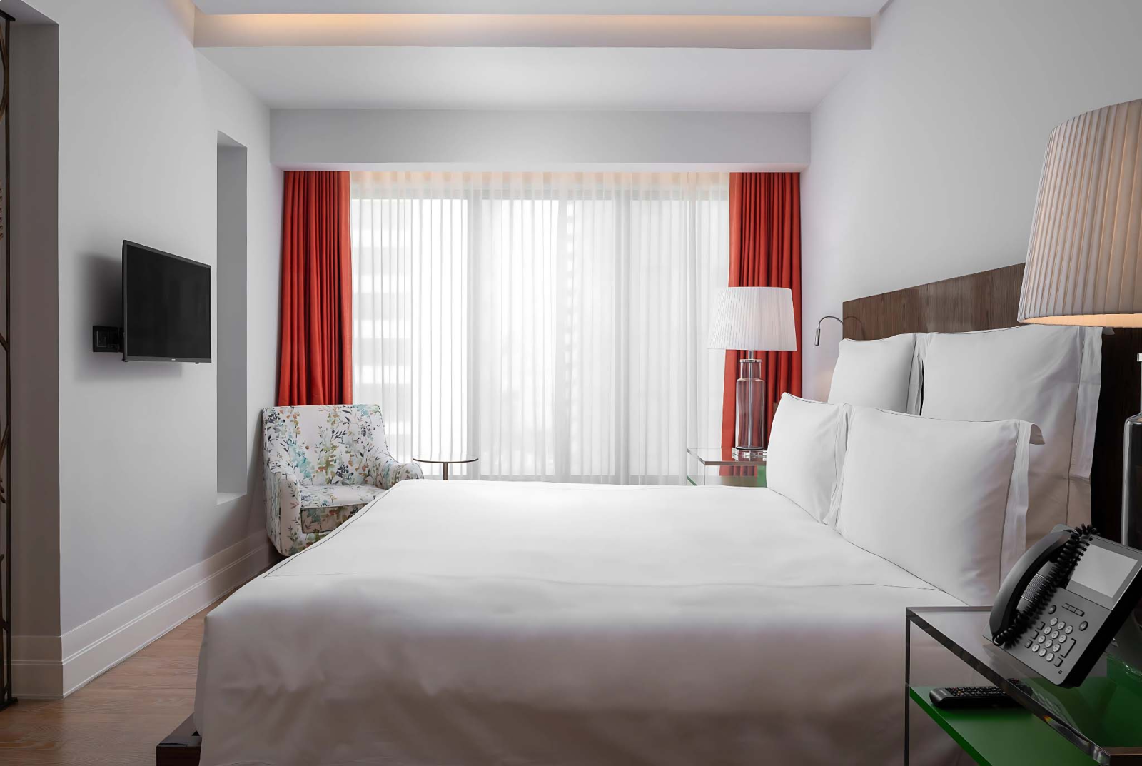 غرفة عصرية في ذا ميرشانت هاوس بتصميم هادئ وإضاءة طبيعية ناعمة