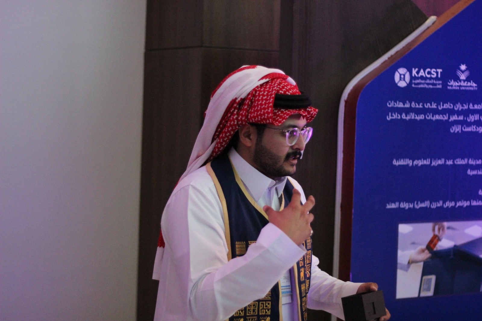 مواكبًا لرؤية 2030.. الحسن بن رزق لـ "الرجل": حولت شغفي بالصيدلة إلى براءة اختراع في "الناقل الذكي للأدوية"