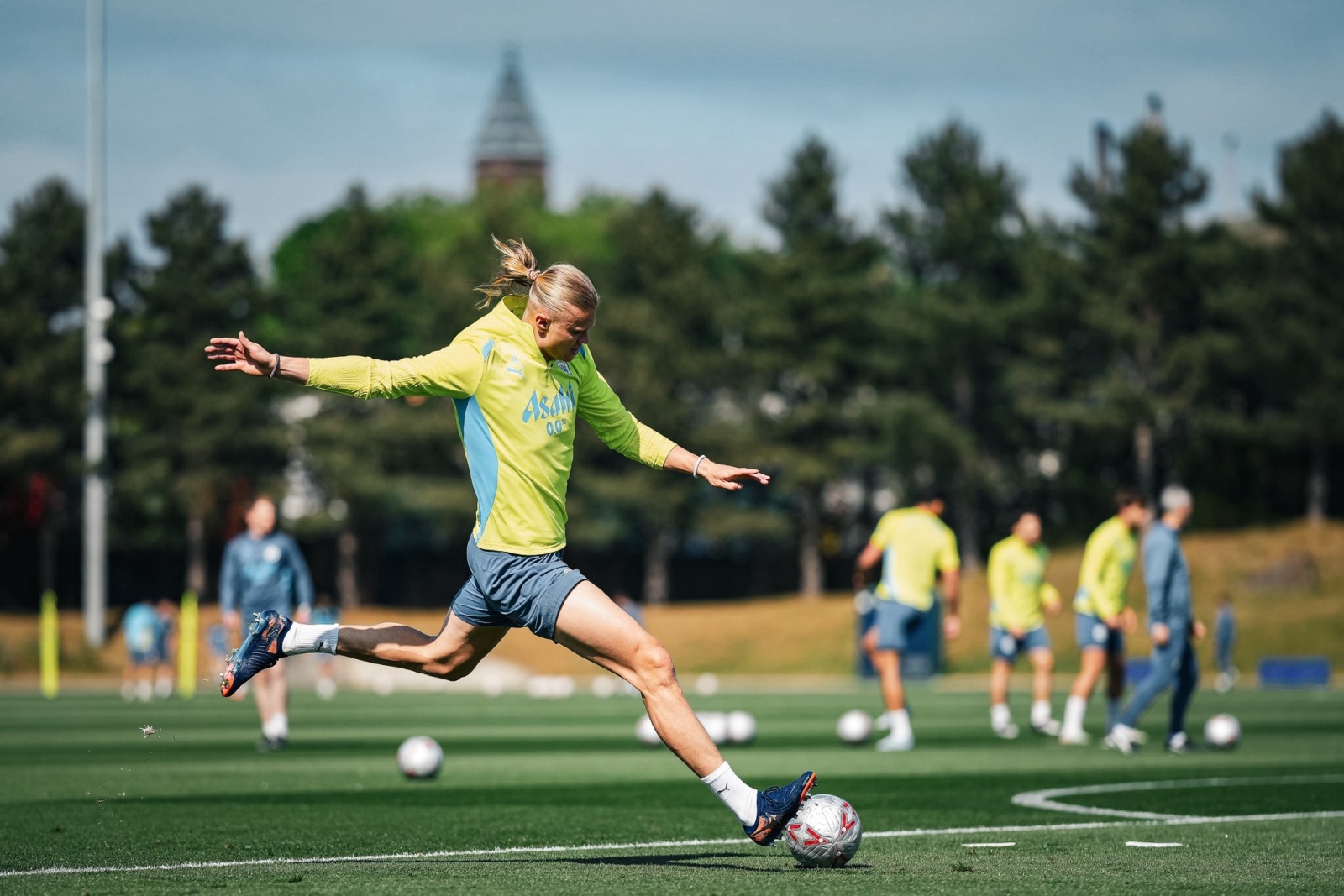 كم تبلغ ثروة مرموش وهالاند؟ صراع النجومية يمتد إلى خارج الملعب