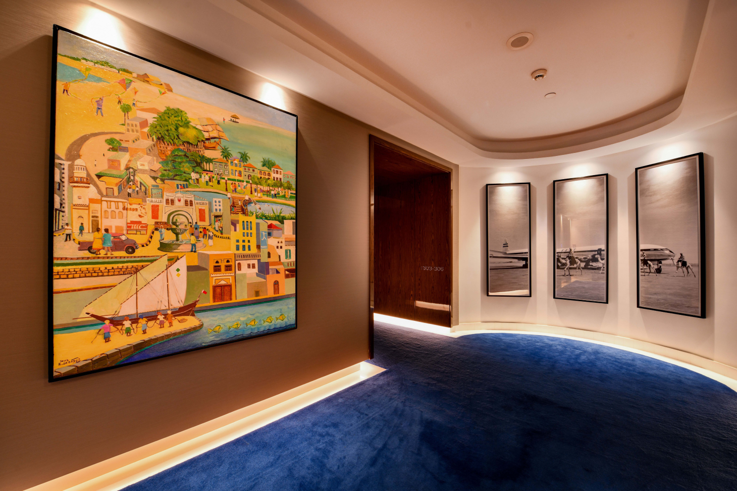 أحد الممرات الفنية في الفندق تحت إضاءة دافئة تعكس طابع الفندق الأنيق