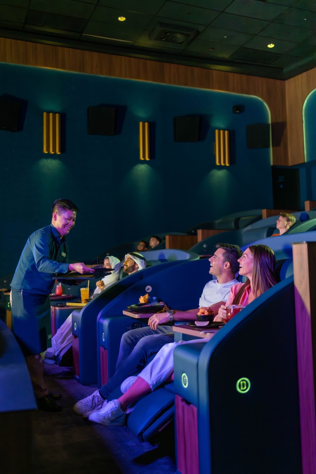 صالة "آيماكس" الفاخرة بتصميم Ōma Cinema 