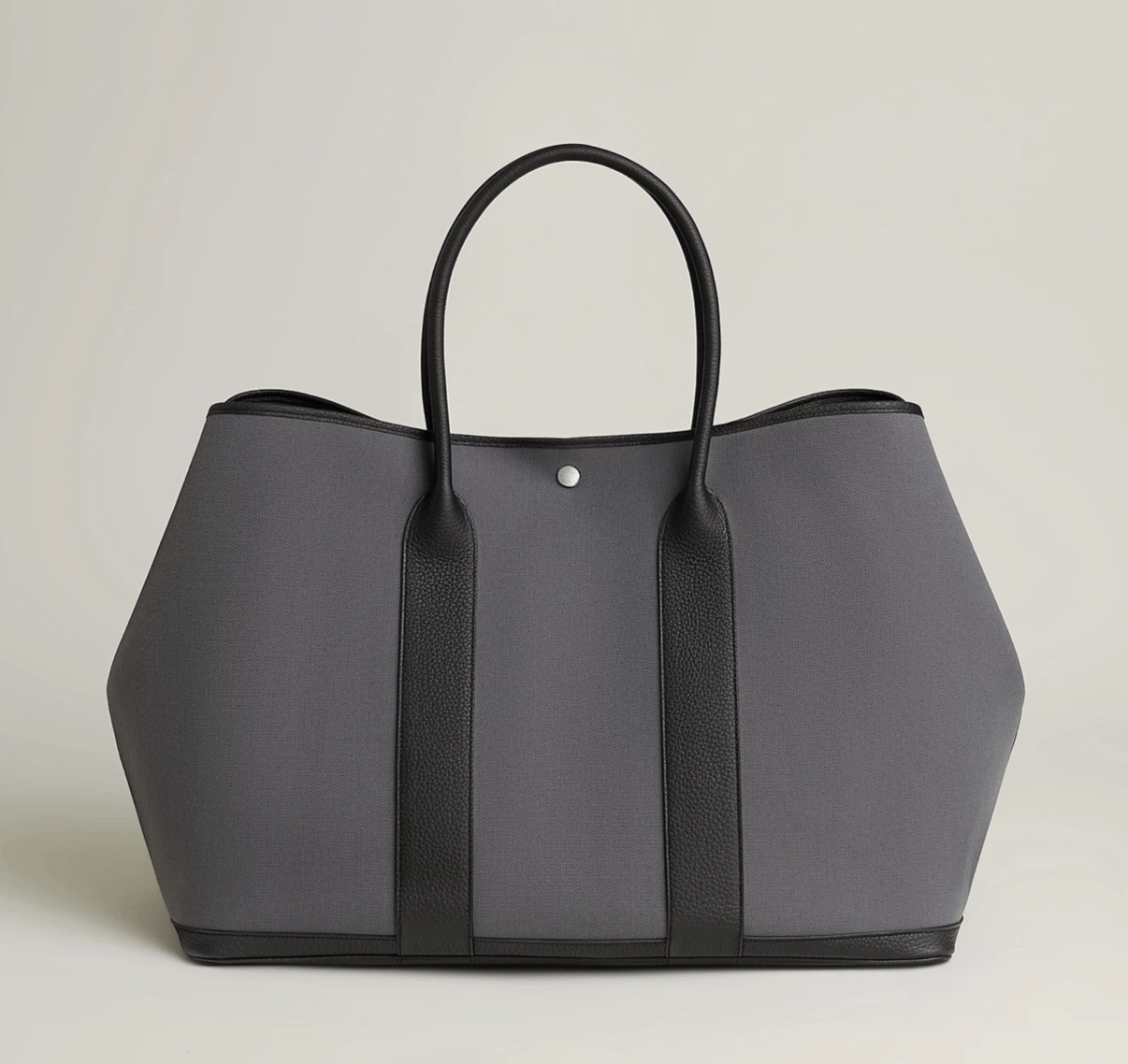 حقيبة Hermès Garden Party بتصميم بسيط وواسع، تجمع بين الأناقة غير المتكلّفة والعملية اليومية، لتكون رفيقًا مثالياً لإطلالات النهار.