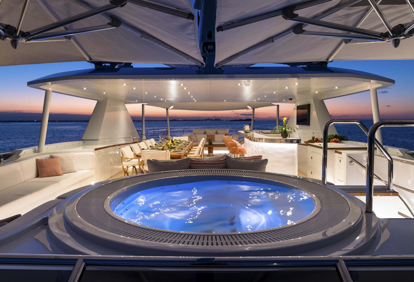 يوفر القسم العلوي إمكانية تنظيم حفلات كبيرة في الهواء الطلق