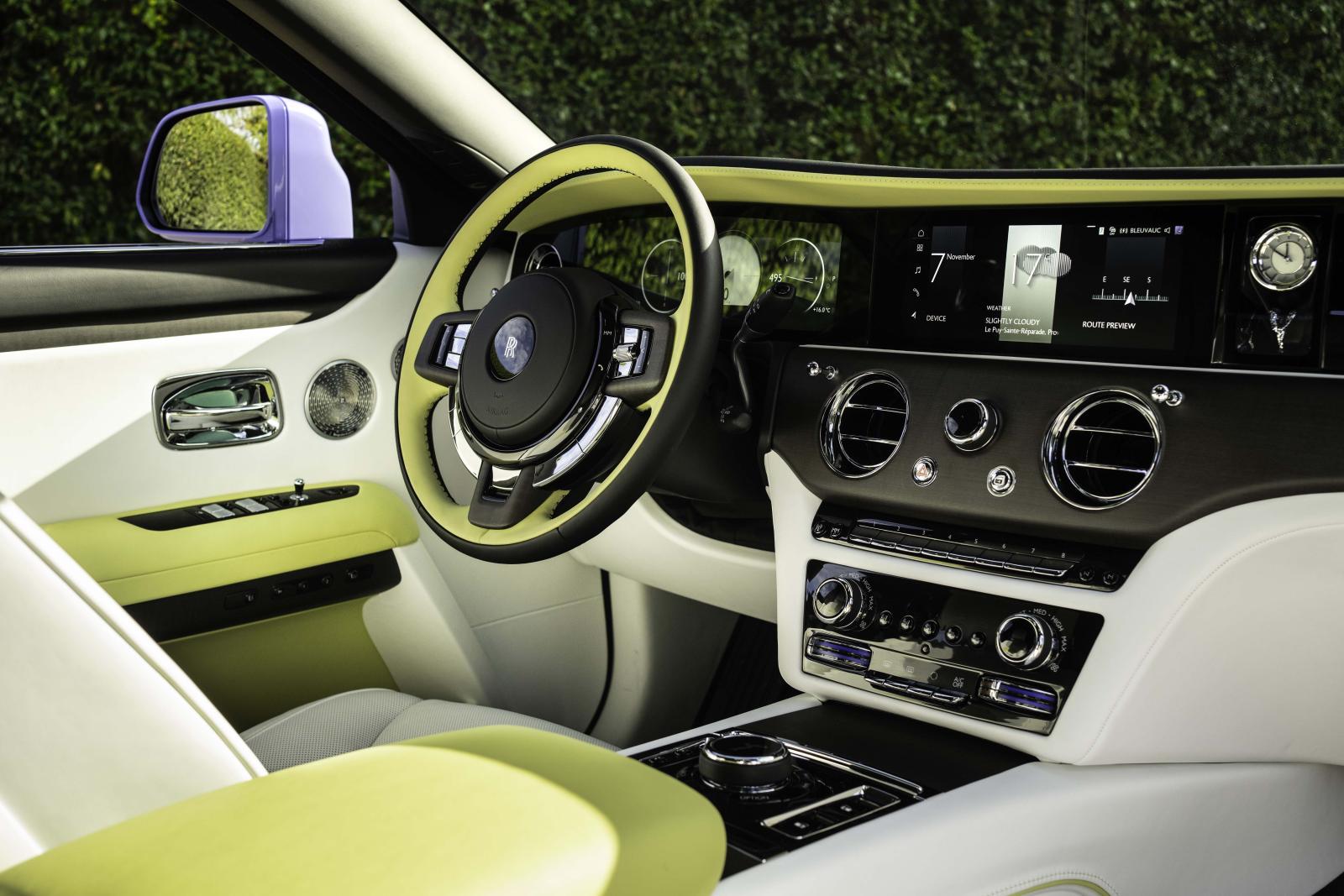 في الداخل، تتميز مقصورة جوست بمستويات فخامة إستثنائية