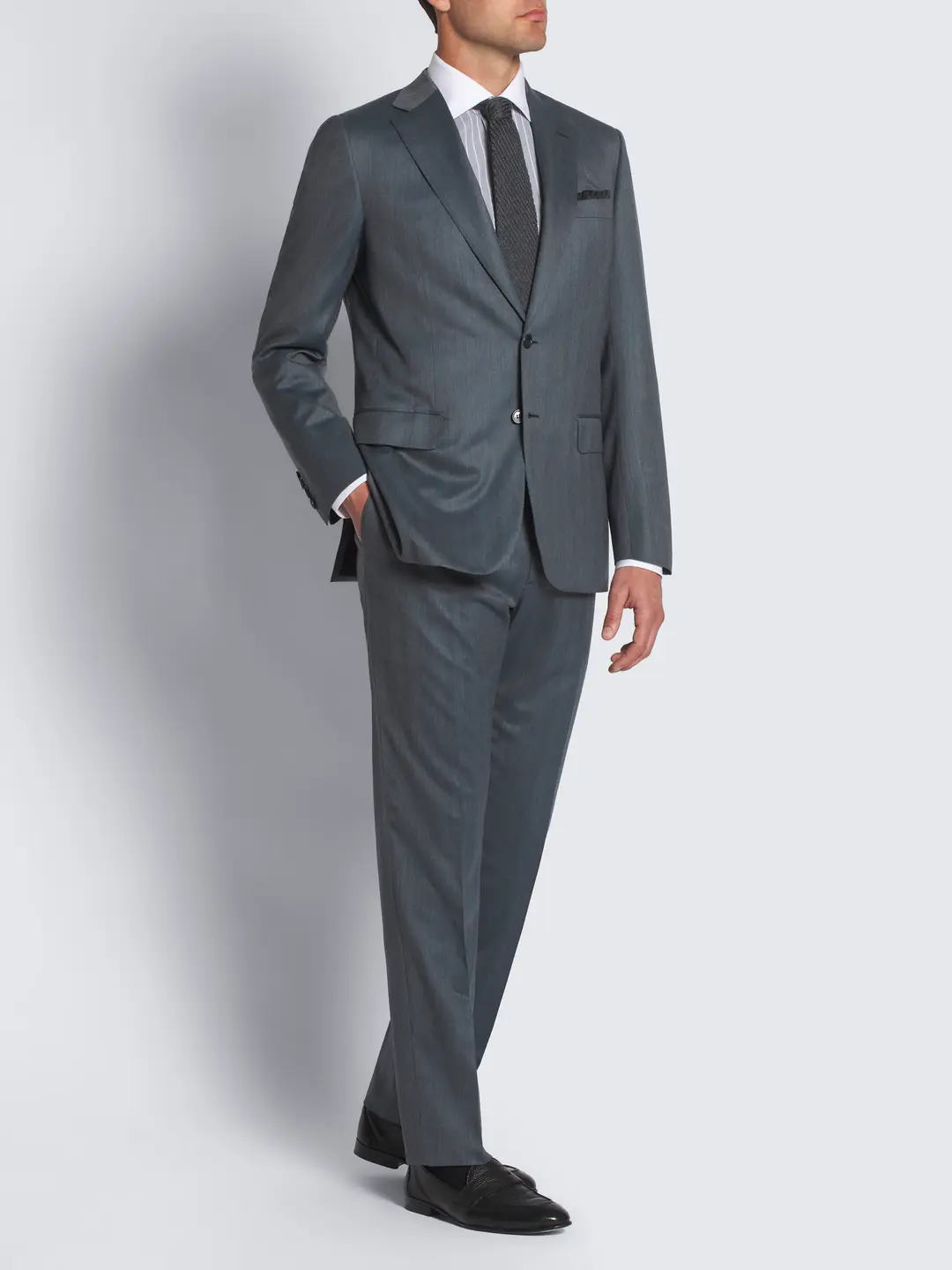 أناقة خالدة ببدلة Brioni من صوف سولارو الرمادي