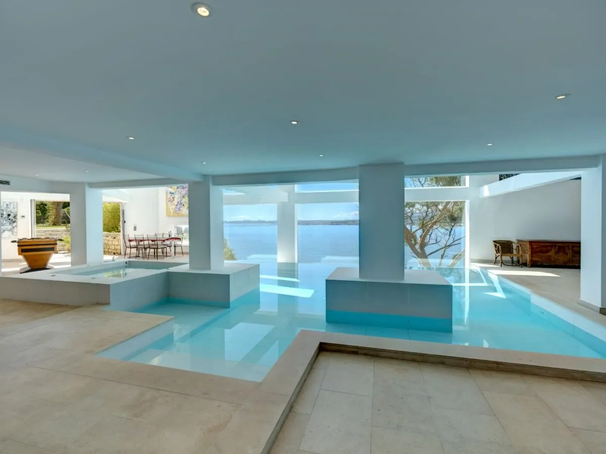 فيلا شون كونري للبيع بـ26.5 مليون دولار في الريفييرا الفرنسية