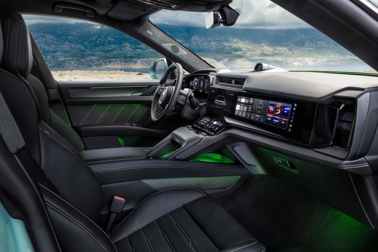 تسيطر الروح الرياضية لسيارات بورشه داخل مقصورة كايين الكهربائية