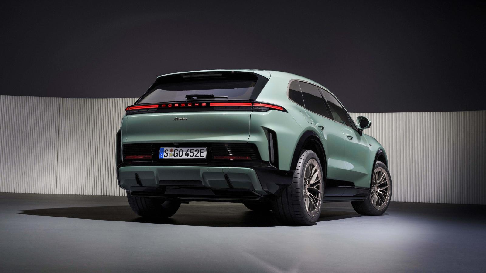 تتمتع كايين توربو بزعانف عمودية تخرج من جسم السيارة لتحسين الانسيابية