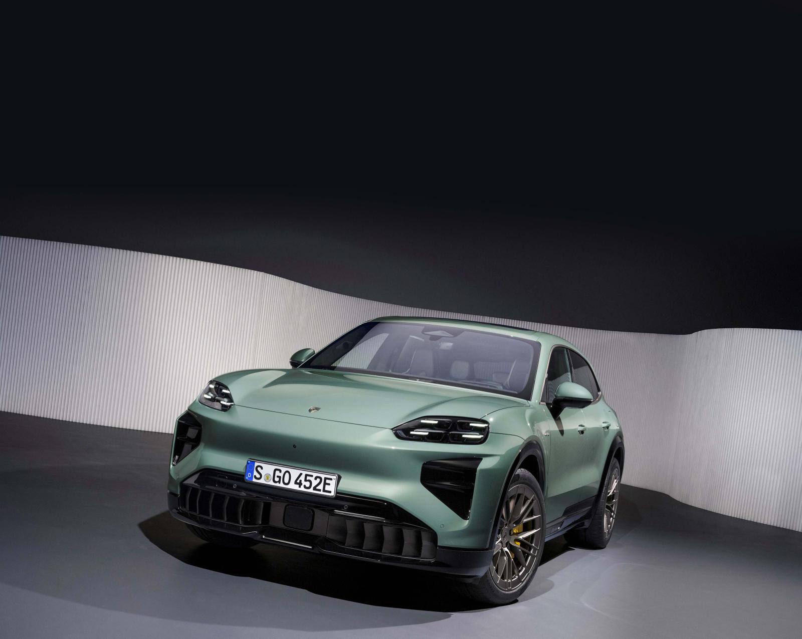 مع كايين الجديدة سعت بورشه لتوفير تصميم خارجي رياضي أنيق مع سمات تقربه من نمط تصميم السيارات الرياضية.