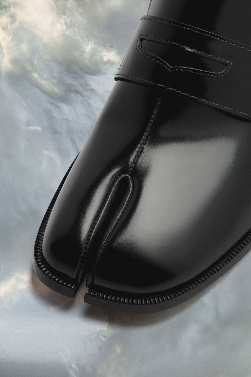 حذاء Tabi Slip On من علامة ميزون مارجيلا Maison Margiela - المصدر : Maison Margiela    