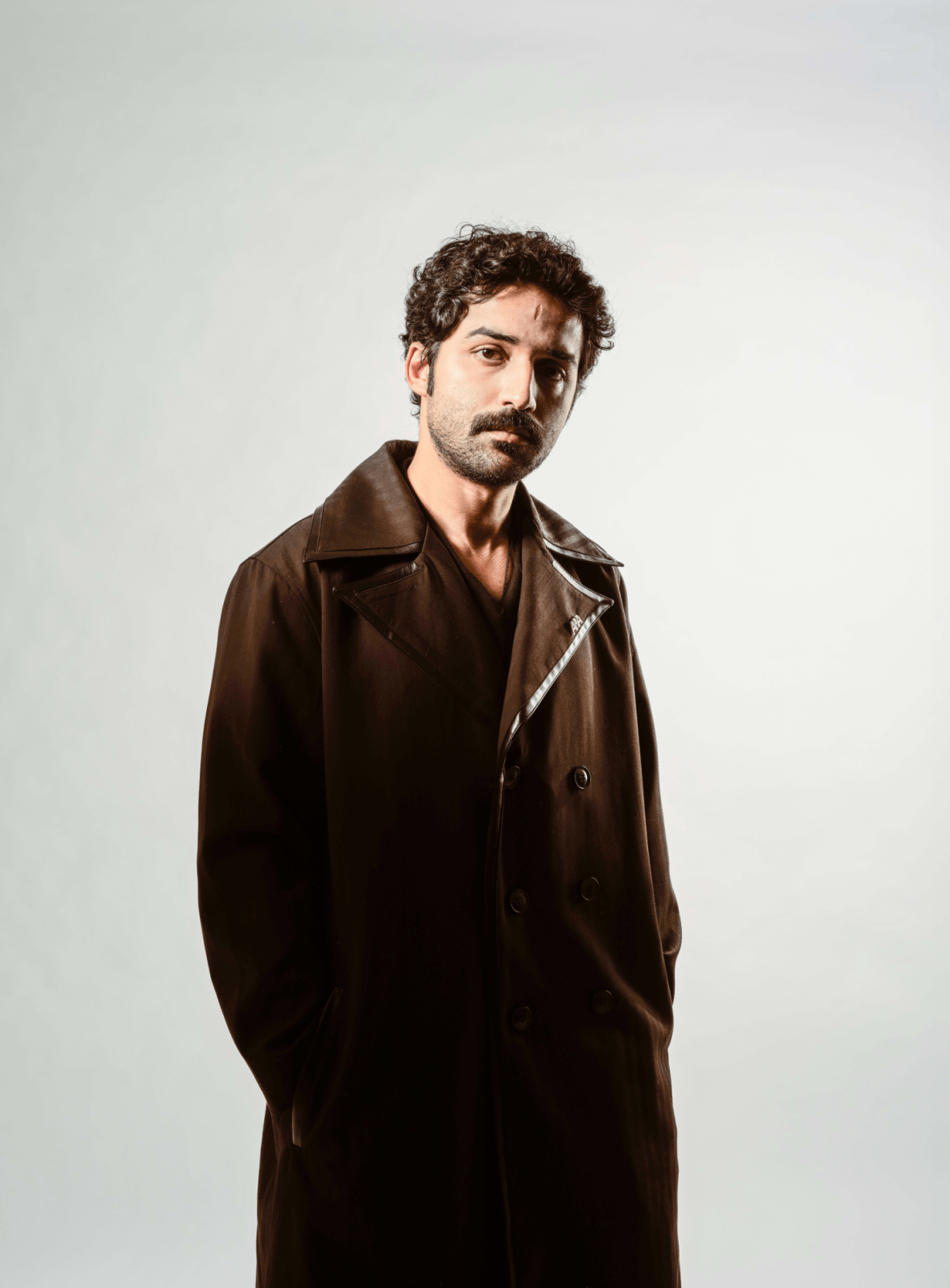 Awaken معطف بقصة مستقيمة وأسلوب هادئ يجسد أناقة معاصرة وحضورا واثقا