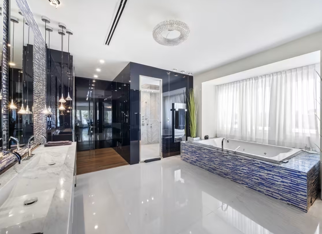 قصر بإطلالة مزدوجة يُعرض للبيع  في فلوريدا مقابل 54.9 مليون دولار