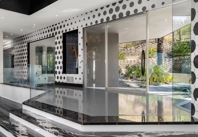 قصر بات بيريز للبيع: 10.9 مليون دولار لمنزل مليء بالفخامة