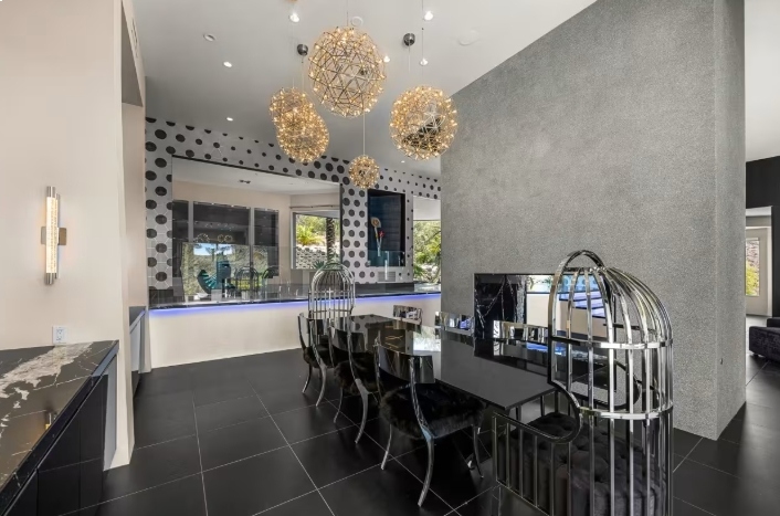 قصر بات بيريز للبيع: 10.9 مليون دولار لمنزل مليء بالفخامة