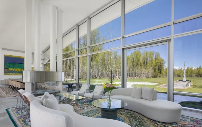 منزل زجاجي على شكل هلال يُطرح للبيع كأغلى عقار في جاكسون هول