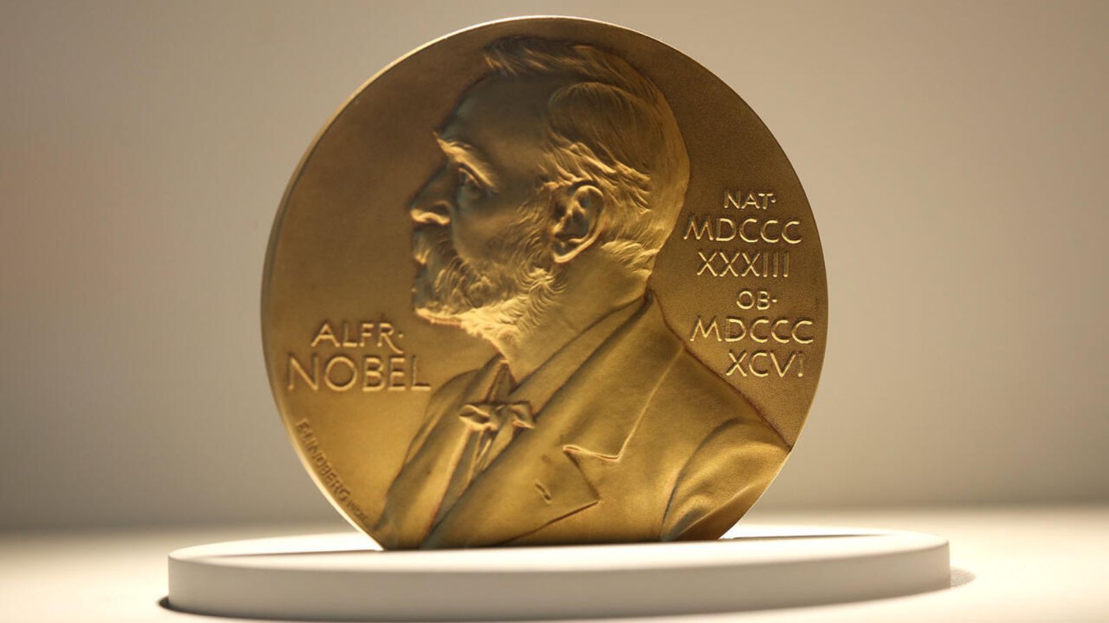 لم يعرف بفوزه بعد.. عالم أمريكي يفوز بنوبل الطب وهو منقطع في رحلةٍ بالطبيعة